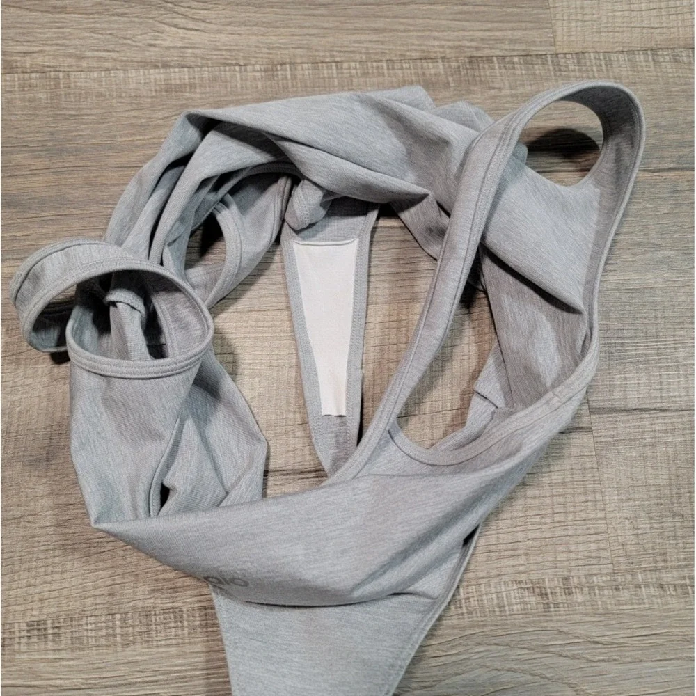 ALO Yoga Tank Bodysuit Top Size Medium Pull On Stretch Gray Scoop Neck Modern